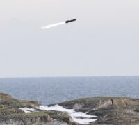 En sjömålsrobot avfyras i en övning.
