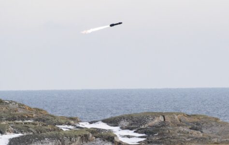 En sjömålsrobot avfyras i en övning.