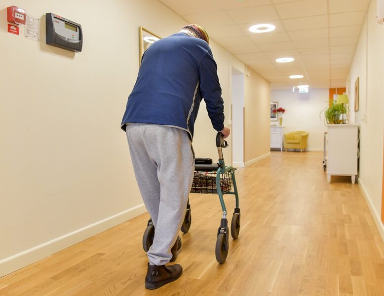 Enligt rapporten har skatteuttaget sjunkit från 49 till drygt 41 procent av BNP sedan år 2 000 – samtidigt som behoven inom vården, skolan och omsorgen växer.