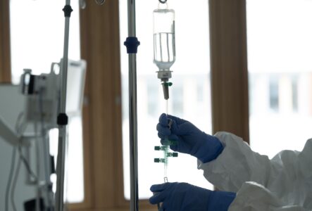 En sjuksköterska sätter dropp.