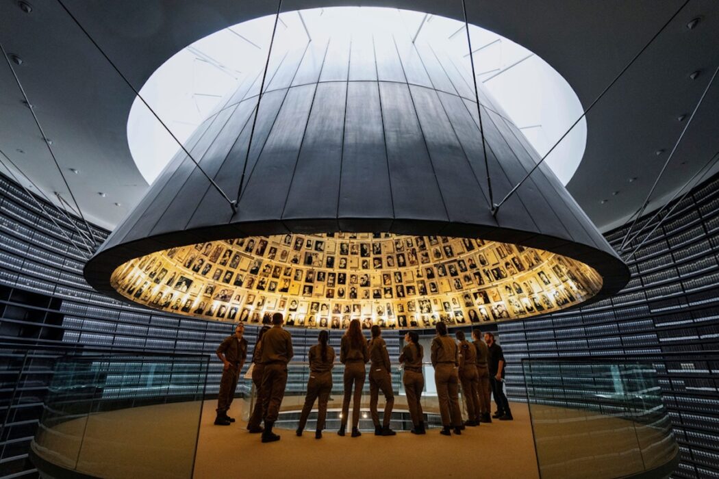 Israelska soldater vid Yad Vashem, Israels officiella minnescentrum över Förintelsen i Jerusalem.