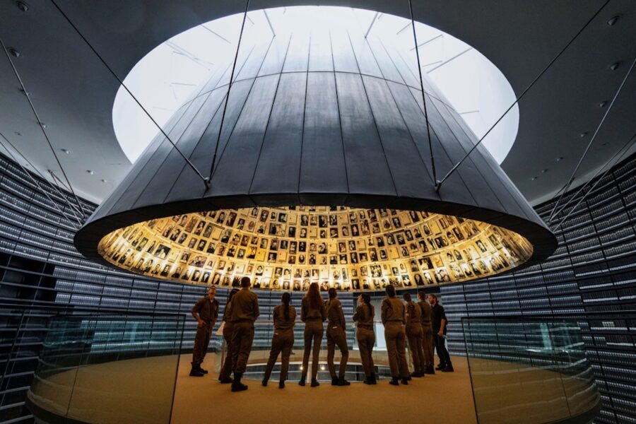 Israelska soldater vid Yad Vashem, Israels officiella minnescentrum över Förintelsen i Jerusalem.
