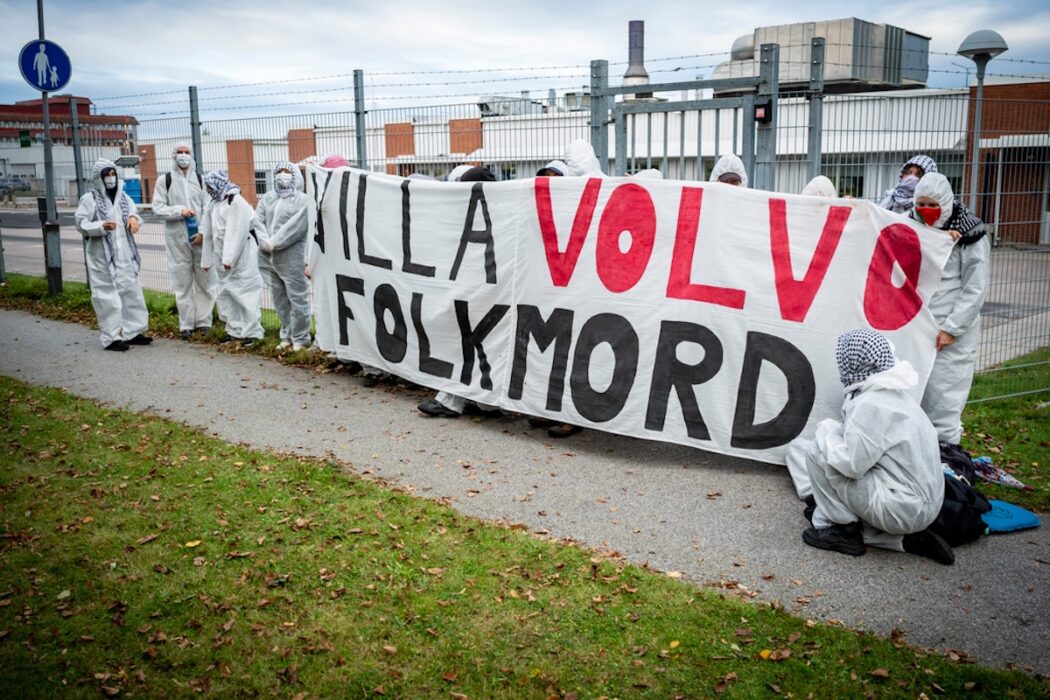 Palestinaaktivister blockerar på måndagsmorgonen ingångarna till Volvo på Jägersro i Malmö.
