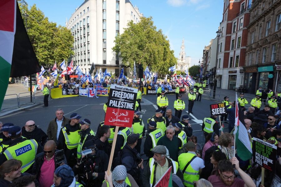 Deltagarna tågade längs Victoria Embankment och samlades vid Downing Street med krav på ett slut på Israels ockupation.