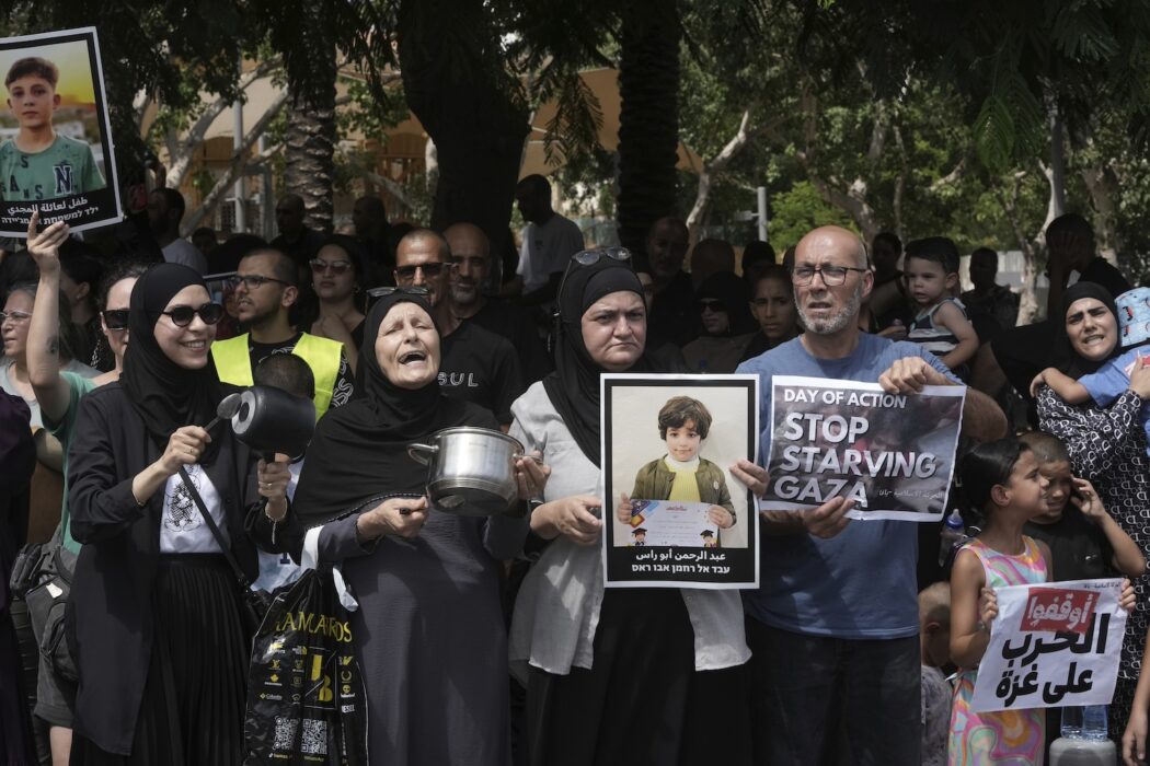 Kvinnor och män i Jaffa, Tel aviv, demonstrerar.