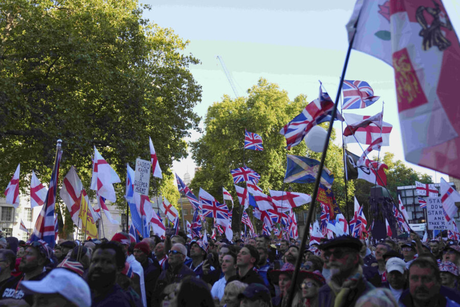 Människor demonstrerar under marschen och manifestationen 'Unite the Kingdom', ledd av Tommy Robinson, i London, lördagen den 13 september 2025.
