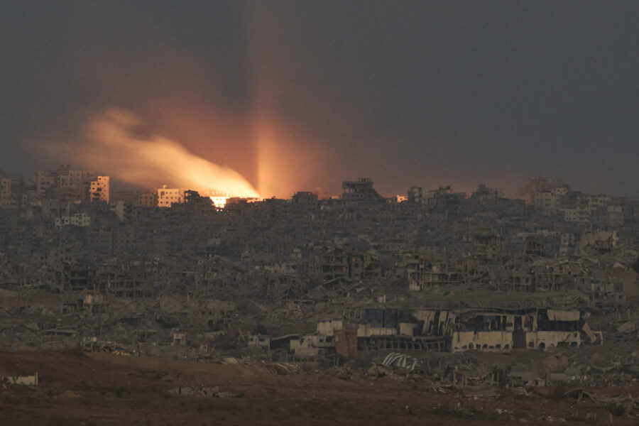 Över 60 palestinier i Gaza har dödats och mer än 150 har skadats under de senaste 24 timmarna, uppger Gazas hälsodepartement enligt Haaretz.