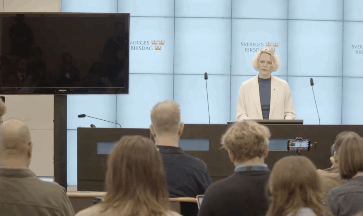 Anna-Karin Hatt avgår som partiledare för Centerpartiet på grund av det hat och hot hon säger att hon utsatts för i sitt uppdrag.