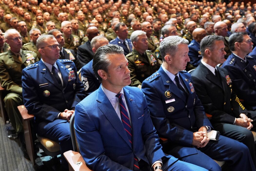 Riktlinjerna tillkännagavs först i ett memo (pm) från försvarsdepartementet i september, och det stod att reportrar måste underteckna en försäkran där de lovar att de inte kommer att publicera obehörigt material för att behålla sina pressbehörigheter från Pentagon.