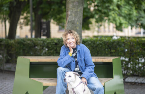 Mian Lodalen med sin hund.