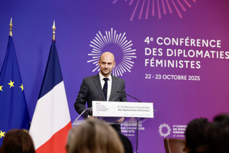 Jean-Noël Barrot framför backdrop med konferensens logga, Frankrikes flagga