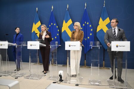 Klimat- och miljöminister Romina Pourmokhtari, energi- och näringsminister Ebba Busch, finansminister Elisabeth Svantesson, och näringsutskottets ordförande Tobias Andersson under en presskonferens.