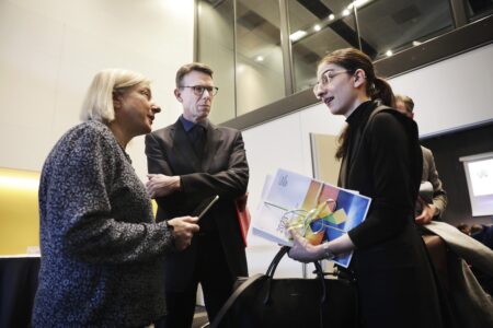 Klimat- och miljöminister Romina Pourmokhtari tar emot en rapport.