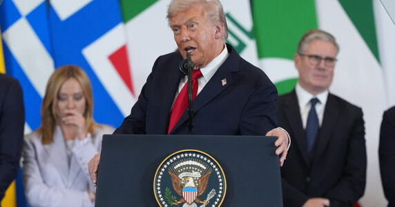 Trump i en talarstol.