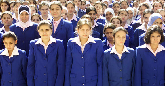 Rader av barn i skoluniform.