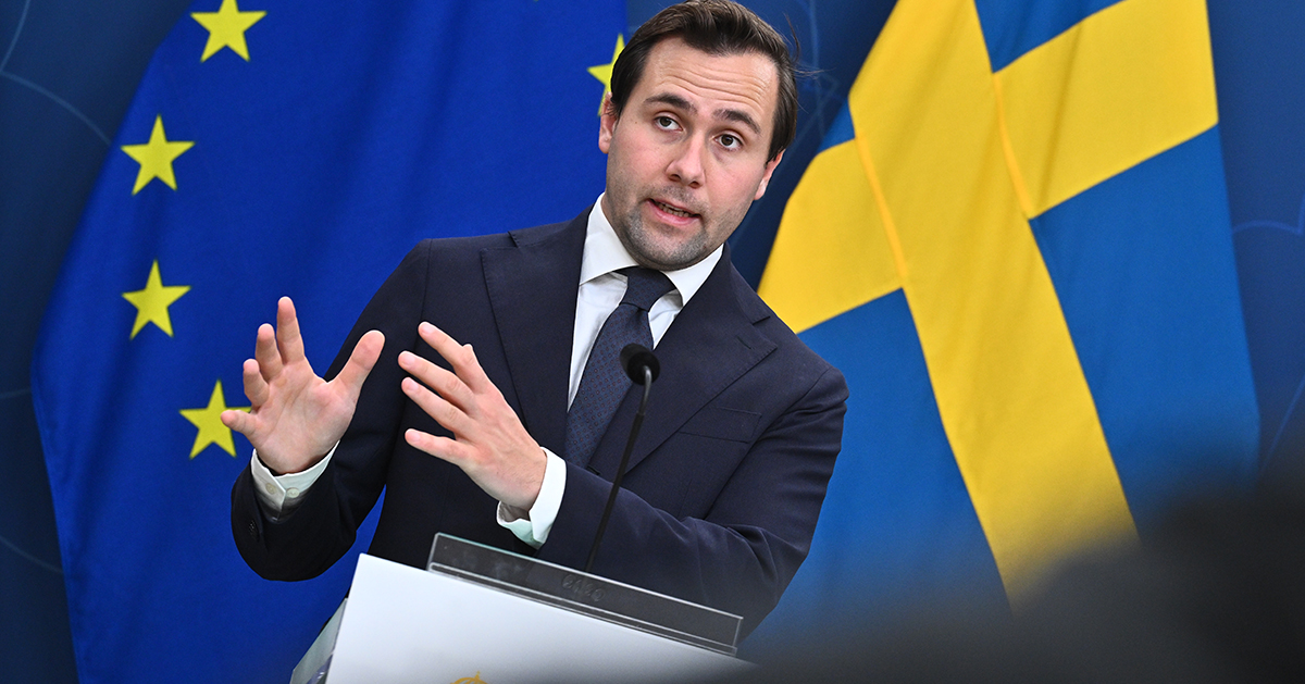 ”... en muta på 100 miljoner rakt ner i den somaliske premiärministerns ficka. Resultatet? Hittills har 28 personer tvångsutvisats till Somalia.” ”... en muta på 100 miljoner rakt ner i den somaliske premiärministerns ficka. Resultatet? Hittills har 28 personer tvångsutvisats till Somalia.”