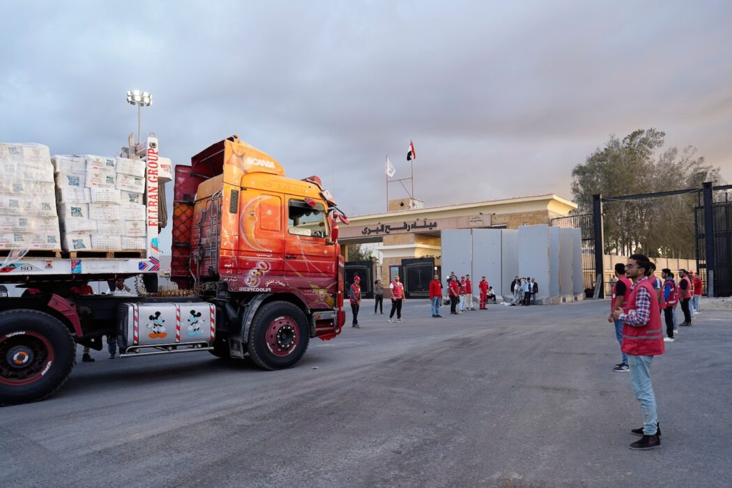 En lastbil med nödhjälp står uppställd vid gränsövergången.