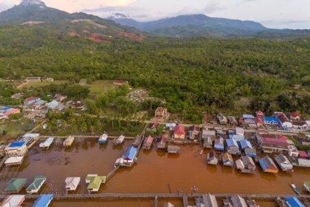 En kustby med grumligt vatten på grund av föroreningar.