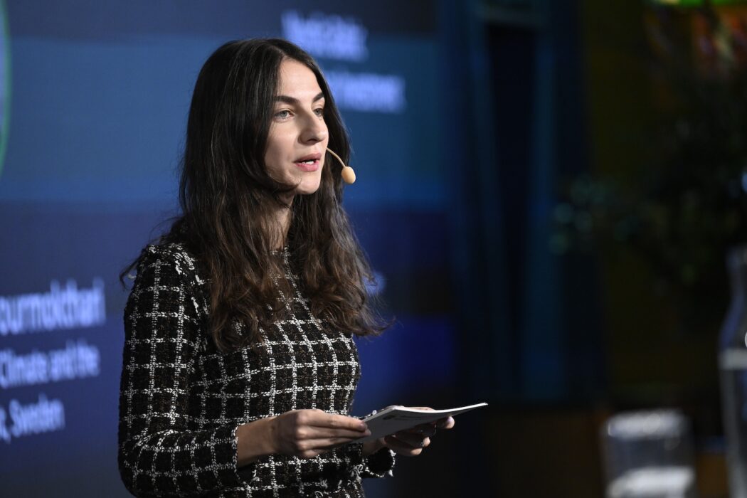 Romina Pourmokhtari på en scen.