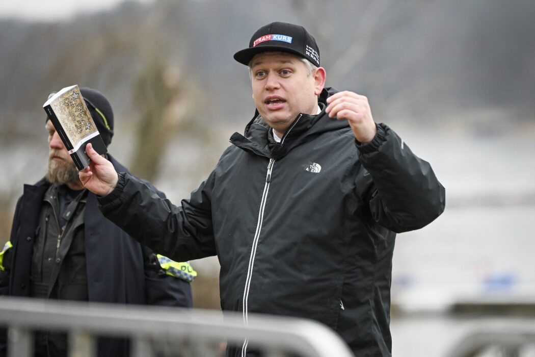 Rasmus Paludan håller i en koran.