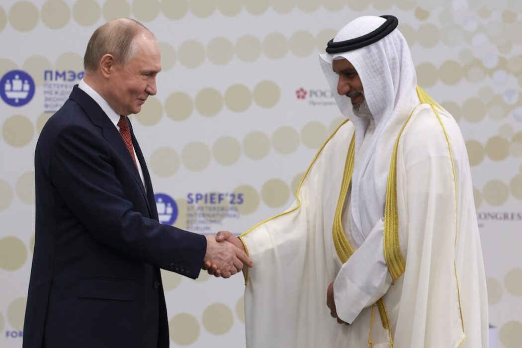 Rysslands president Vladimir Putin träffade OPEC:s generalsekreterare Haithma al Ghais i Sankt Petersburg i juni.