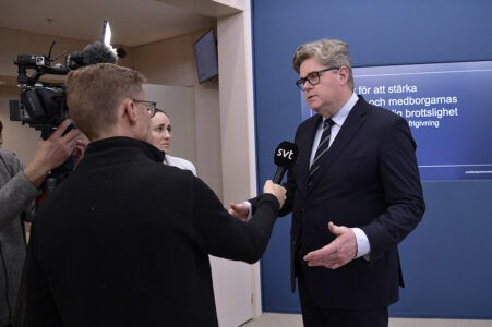 Gunnar Strömmer pratar med journalister