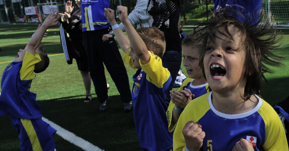 Jublande fotbollspojkar.