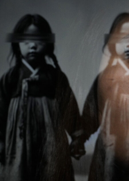 En kvinna som gråter och ett foto av två flickor.