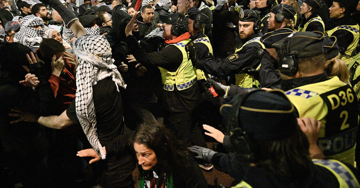 Poliser sprutar pepparsprej på demonstranter.