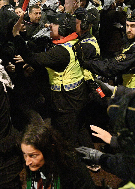 Poliser sprutar pepparsprej på demonstranter.