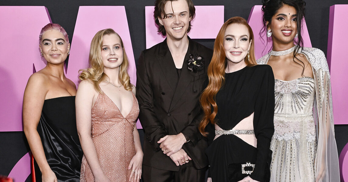 Nyinspelningen av filmen Mean girls, som handlar om en tjej som hamnar i ett destruktivt kotteri i sin nya skola, hade premiär i januari 2024.