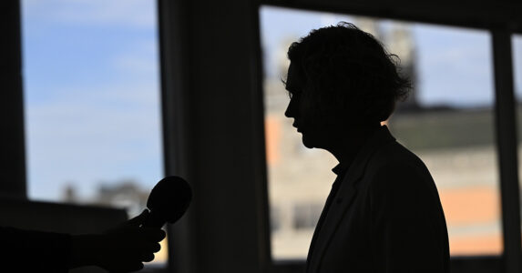 En kvinna i siluett.