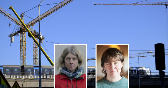 T-banetåg kör förbi lyftkranar. Skribenterna inklippta.