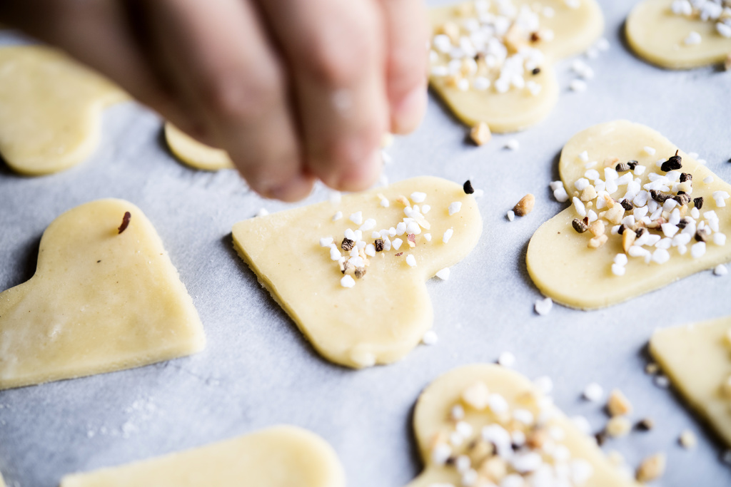 "Maxi-handlarna gör hundratusentals kronor i vinst per anställd – medan personalen kämpar för att leva på sin lön" skriver Handels.
