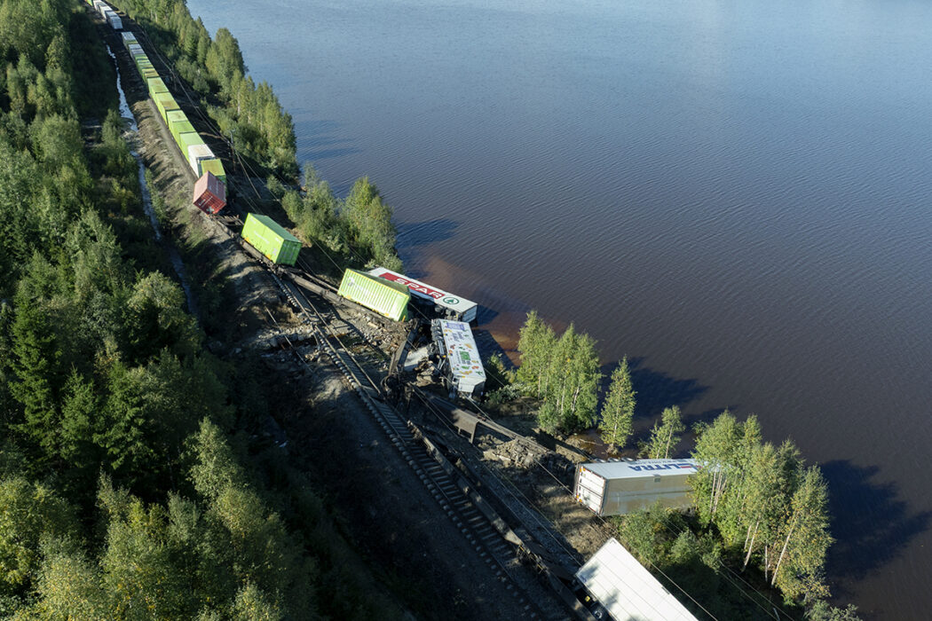 urspårat tåg vid älv flygfoto