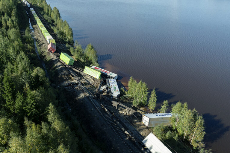 urspårat tåg vid älv flygfoto