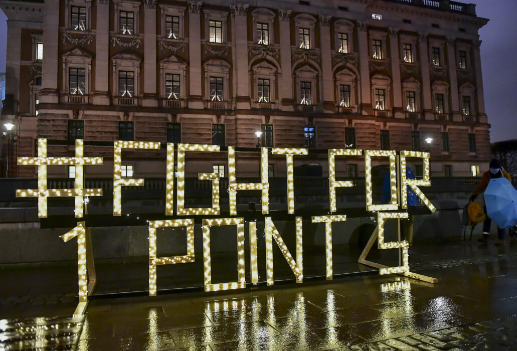 Ljusmanifestation där det står Fight for 1 point 5.