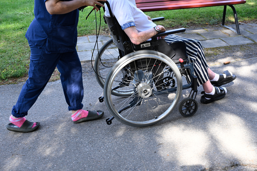 Höj skatten eller statsbidragen.