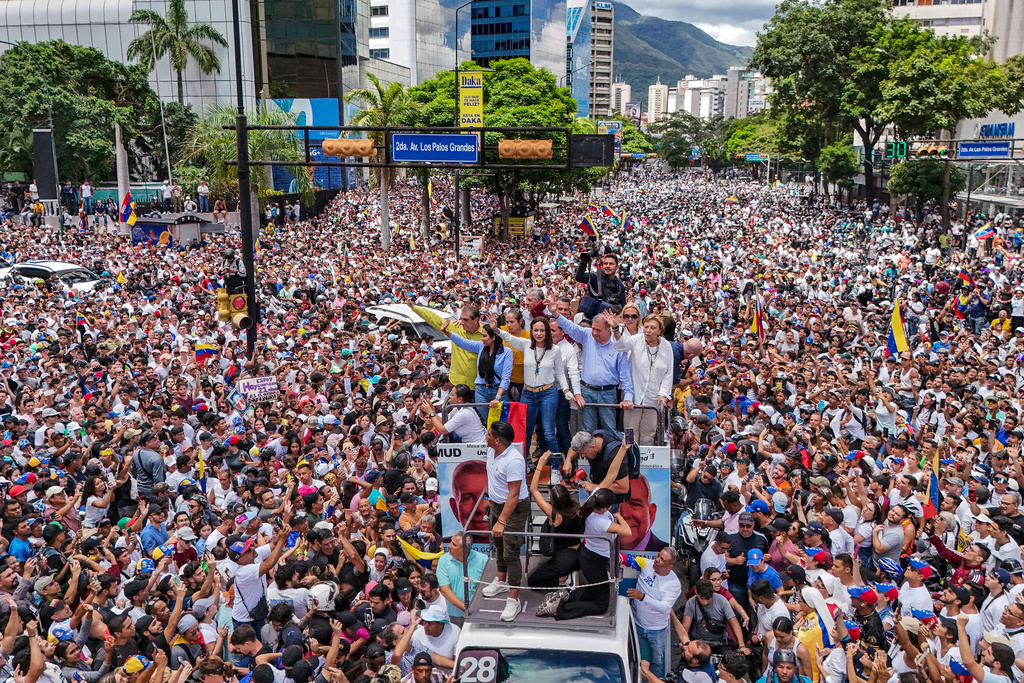 Nobelpristagaren María Corina Machado på flaket av en lastbil under en protest mot de officiella resultaten i presidentvalet som utropat president Nicolás Maduro till segrare, i Caracas, Venezuela, tisdagen den 30 juli 2024, två dagar efter valet.