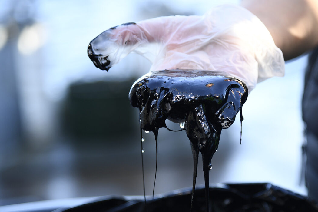 USA:s restriktioner mot ryska oljebolag har fått priserna att stiga, och väcker oro för minskad tillgång och ökad inflation.