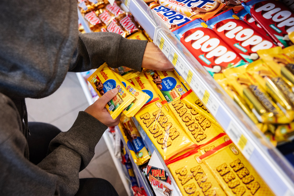 Högsta domstolen konstaterar att penningvärdet har förändrats och att konsumentprisindex har stigit och höjer värdegränsen till 1 500 kronor.