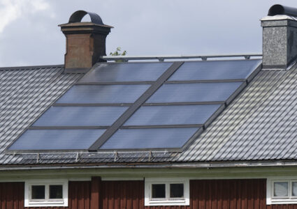 solcell på rött gammalt hus