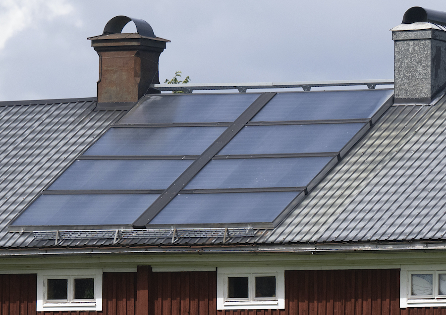 solcell på rött gammalt hus