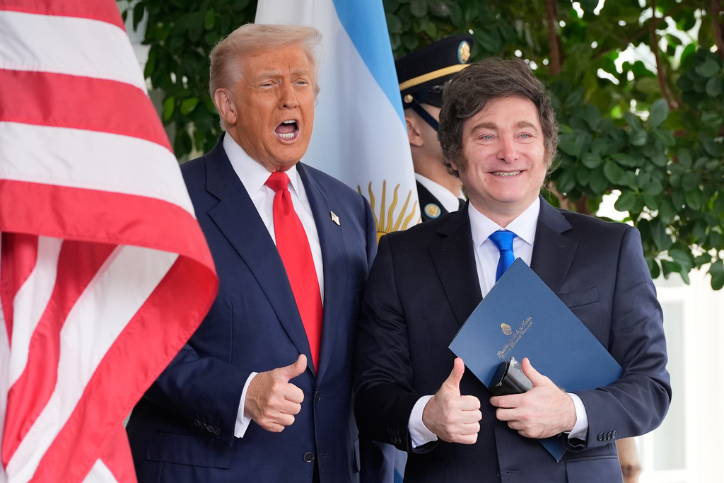 Donald Trump hälsar på Argentinas president Javier Milei i Vita huset i Washington D.
