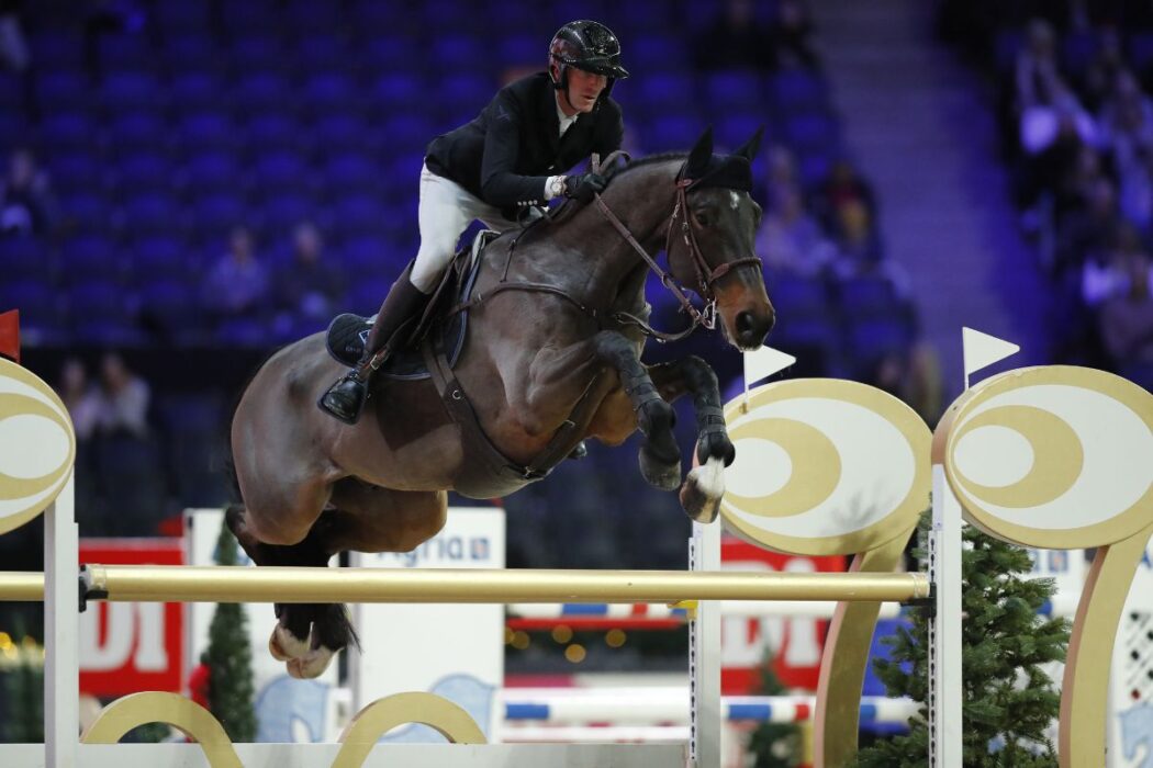 En ryttare som hoppar.