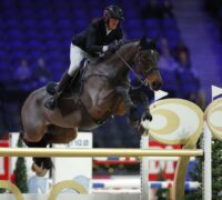 En ryttare som hoppar.