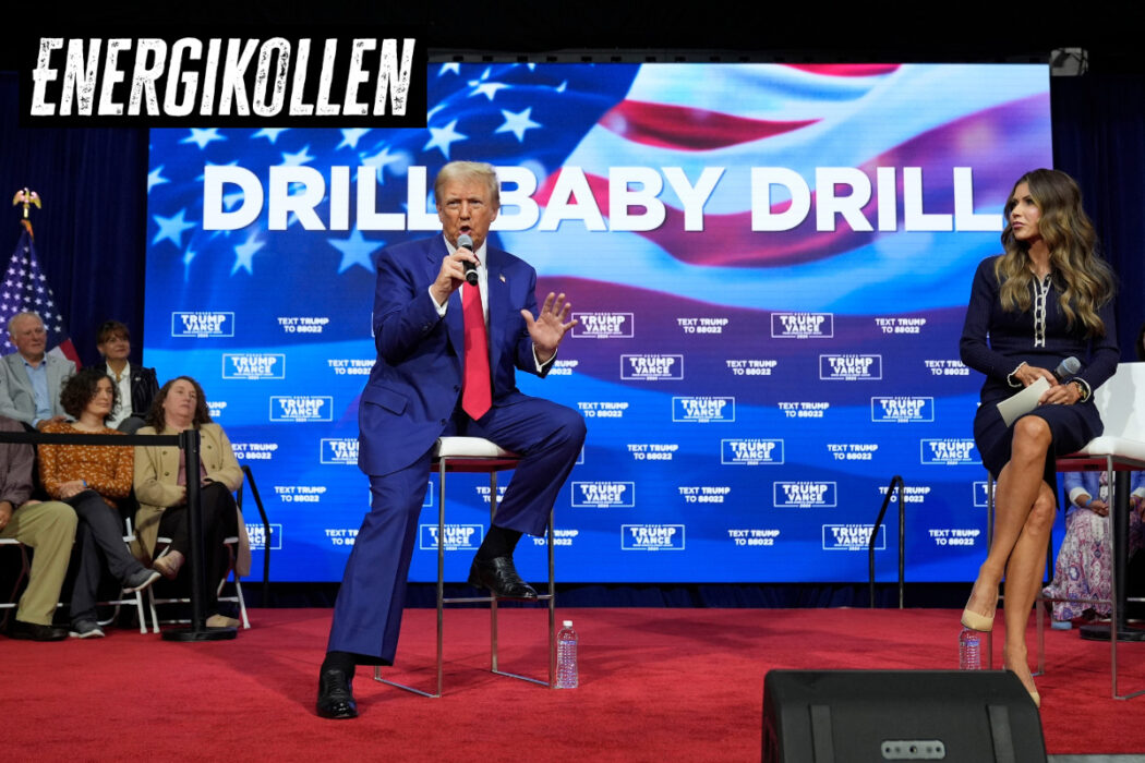 Trump talar framför backdrop med stjärnbaneret och Drill baby drill, Kristi Noem på stol intill