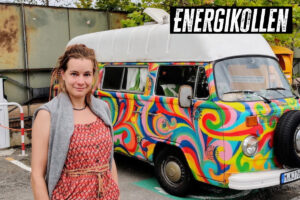 Kvinna framför färgglad buss, vinjett Energikollen