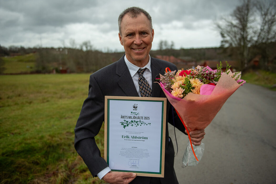Erik Ahlström med plakett och bukett