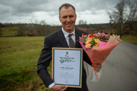 Erik Ahlström med plakett och bukett